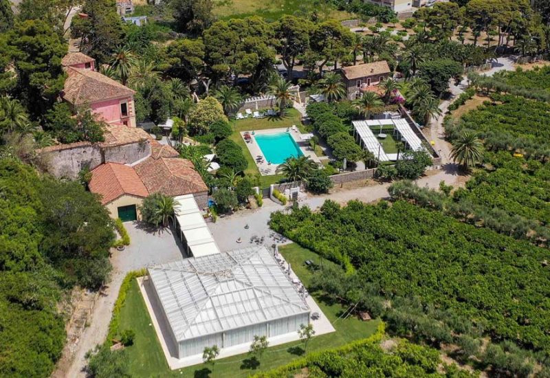 vista dall'alto di villa storica dove si vede la struttura e la piscina